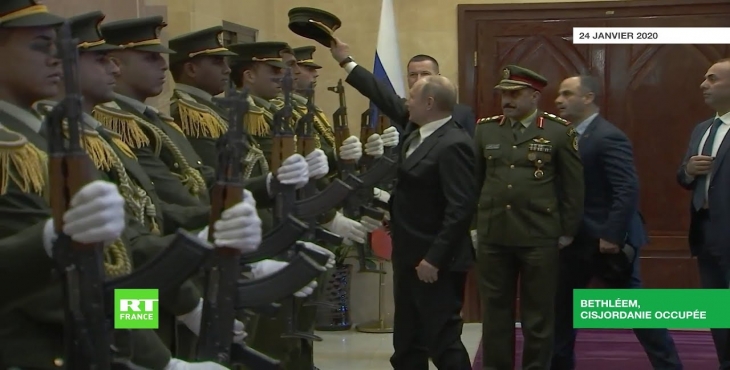 A BethlÃ©em, Vladimir Poutine remet la casquette sur la tÃªte d'un garde palestinien